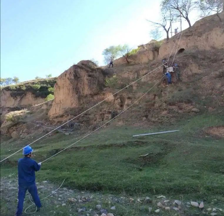 高空防坠器助力黄土咀村的灯再次亮起