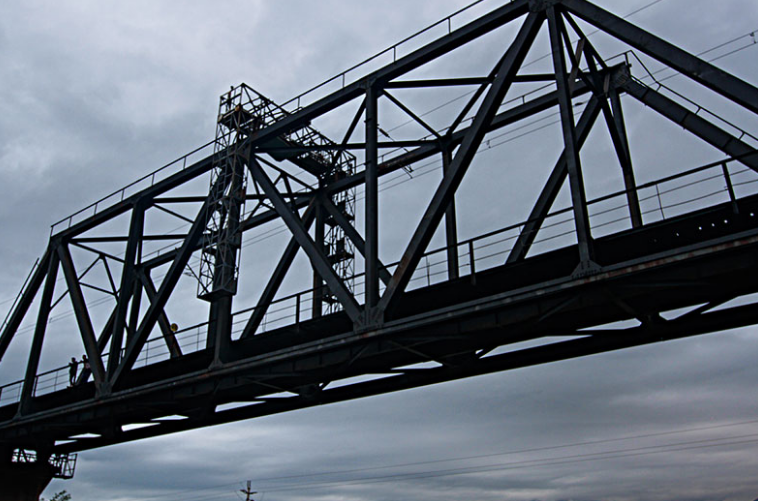 钢架桥的维护保养一定要佩戴防坠器