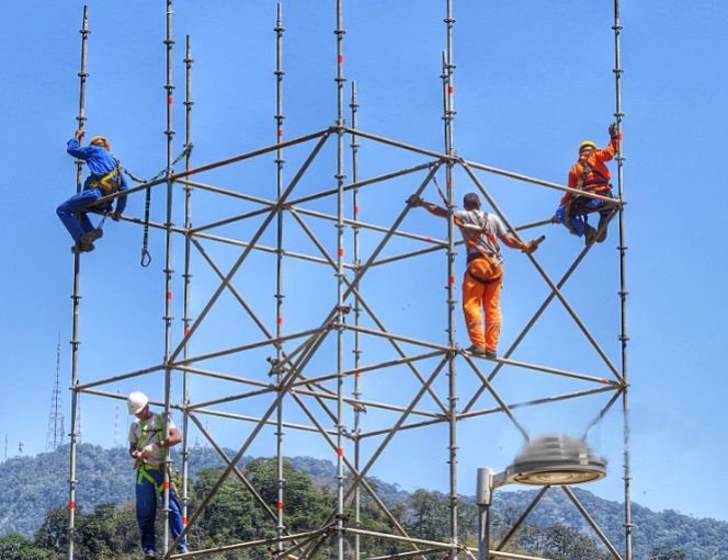 搭建脚手架一定要随身佩戴防坠器